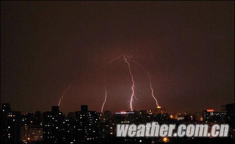 北京14日夜间电闪雷鸣，雨大风急