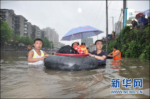 武汉1200余人次上路排渍泵站抽出5个月湖积水