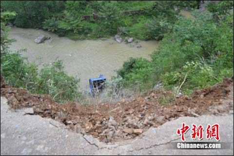 连续降雨致重庆巫溪县公路路基塌陷，货车跌入河中