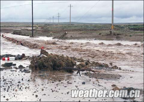 内蒙古乌拉特中旗石哈河地区遭遇罕见暴雨 路面被冲毁