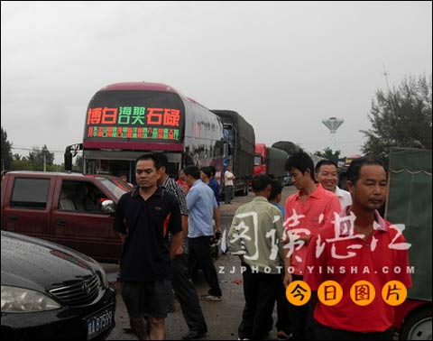 今年第4号热带风暴“海马”影响，琼州海峡自22日17时开始全面停航，至目前止，粤海铁路北港滞留车辆200余台，旅客近2000人。