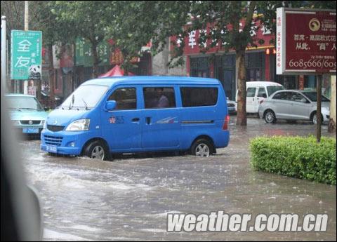 河北保定降雨今天仍持续，蠡县县城部分地区积水严重