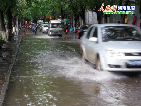 23日，海南海口市部分路段积水