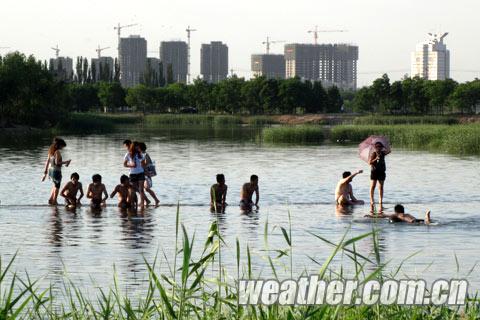 天气炎热，纵贯银川南北的爱伊河成为人们消暑首选