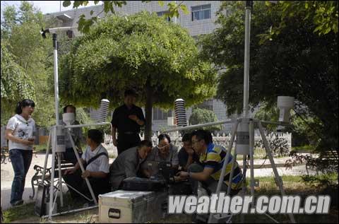 6月27日下午，青海省气象局的相关技术人员正在对环湖赛上要使用的设备进行调试、演练。