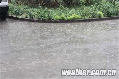 石家庄暴雨如注 地面积水