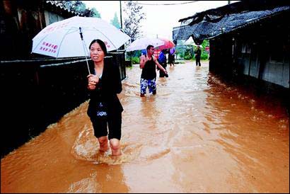 暴雨袭成都周边地区 市区部分小区积水半米