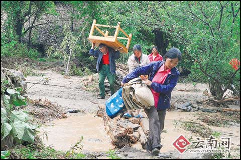 由于突降暴雨，香格里拉县金江镇兴隆村兴隆河水源林山体发生巨大滑坡