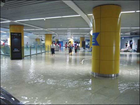 地铁天府广场站小河淌水华西都市报记者摄