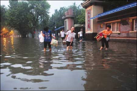 人民公园前多出一片“湖”（雷远东摄）