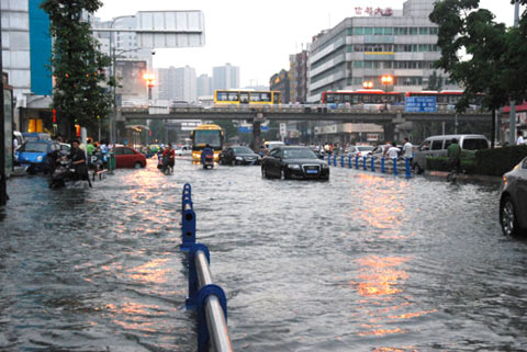 暴雨袭击四川，成都市区汪洋一片（来源：新浪博客）