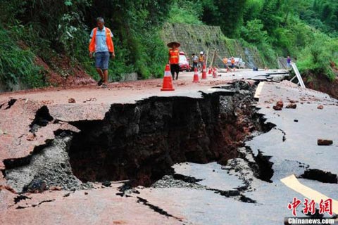 受近日强降雨影响，大邑县山丘区多处道路塌方，公路、桥梁等基础设施损毁十分严重。