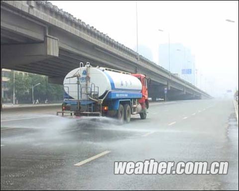 石家庄的路面洒水车来降温（摄影:程安）