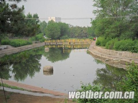 雨后的护城河充满积水