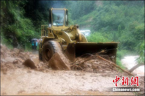 铲车正在清理道路冲积物（图片来源：中国新闻网）