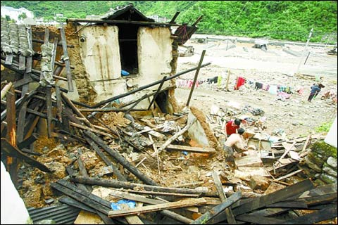 8月23日湖北兴山县南阳镇受灾村民在清理被埋财物（图片来源：河南日报）