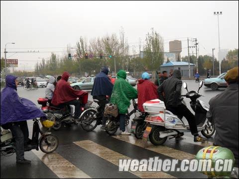 连日来持续低温雨雪，呼和浩特已入冬（郭敏 摄）