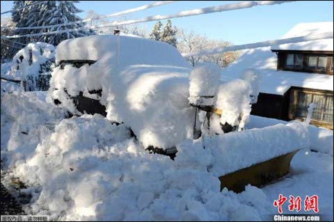 10月30日，在纽约的一个街道上，一台扫雪机被大雪覆盖