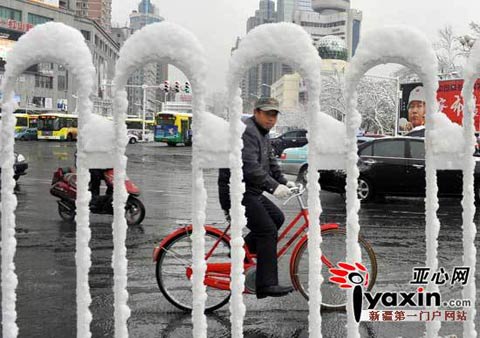 10月30日，乌鲁木齐迎来了2011年冬天的第一场雪