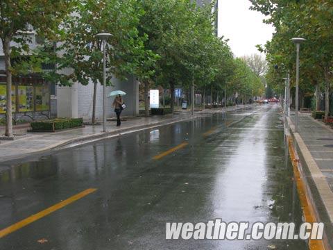 小雨润京城，今天早晨北京出现降雨（摄影/张伟）