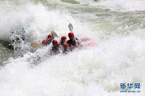 这是在乌干达东部的白尼罗河源头，旅游爱好者体验漂流（2011年6月26日摄）