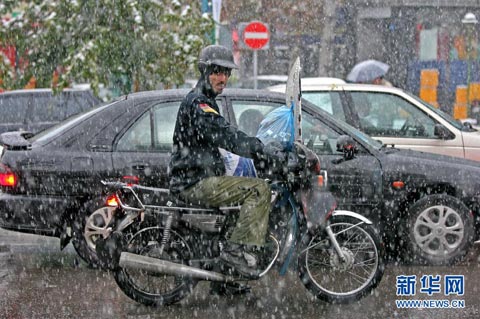 一名男子在伊朗首都德黑兰街头冒雪前行