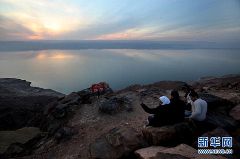 11月10日，在约旦死海，游客在岸边欣赏夕阳美景