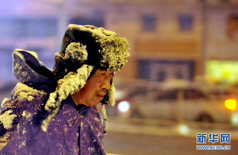 辽宁降雪致多条高速公路封闭 万人连夜除雪 