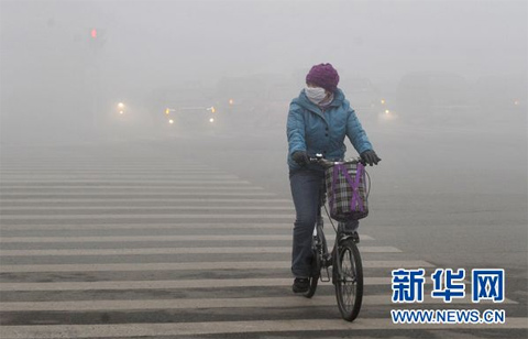 11月26日，一位市民在乌鲁木齐市河北路上骑行。