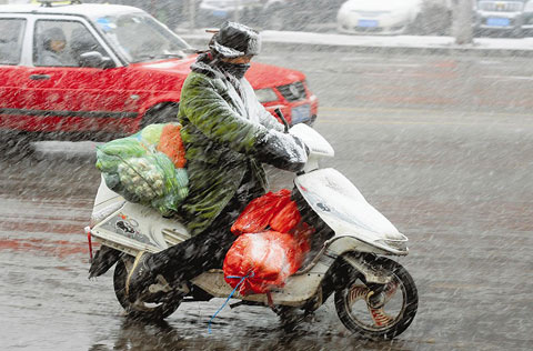 山西大雪，交通受影响，车辆减速慢行