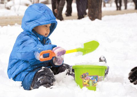 孩子在尽情玩雪，不亦乐乎