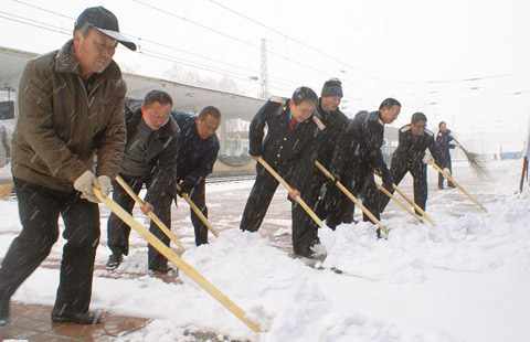 太原群众在清理积雪