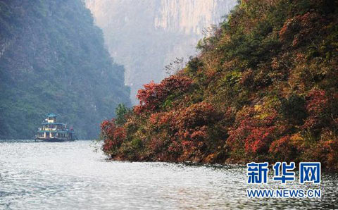 11月27日，一艘游船在巫山小三峡景区穿行