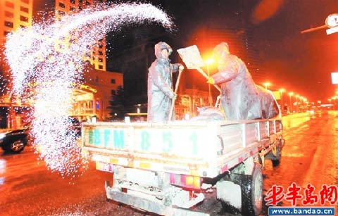 青岛暴雪，启动冰雪天气应急预案。（来源：半岛网）