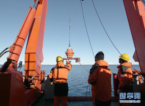 17日，科考队员在“雪龙”号后甲板上投放海底地震仪