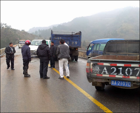 雨后气温骤降，贵开公路路面轻微凝冻，造成五车相撞连环车祸（贵阳公路管理局 图）