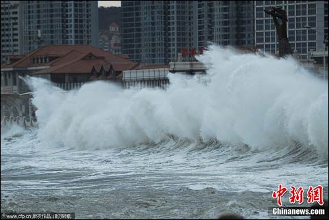 1月21日，烟台滨海景区沿岸掀起巨浪。（图片来源：中国新闻网）