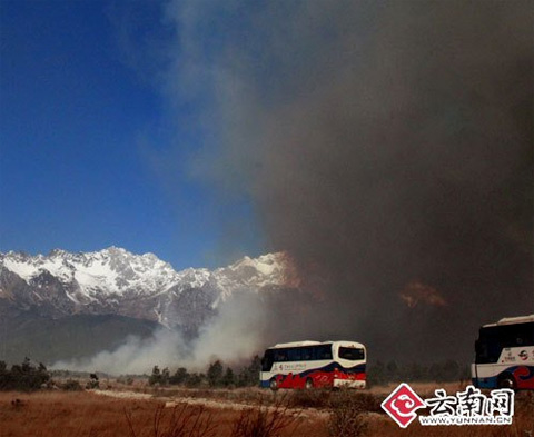 玉龙雪山附近26日突发山火。