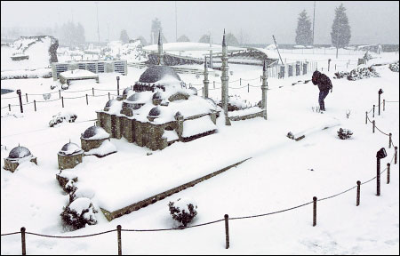 2月1日，在土耳其伊斯坦布尔，一名游客在雪中拍照。