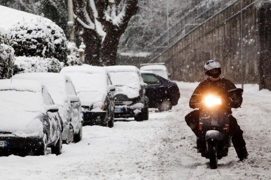 2月3日，一名男子驾着摩托冒雪在意大利罗马街头行驶