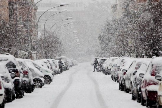 2月3日，行人冒雪行走在意大利罗马街头